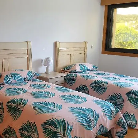 Modern 4 Double Bedroom With Pool / Garden