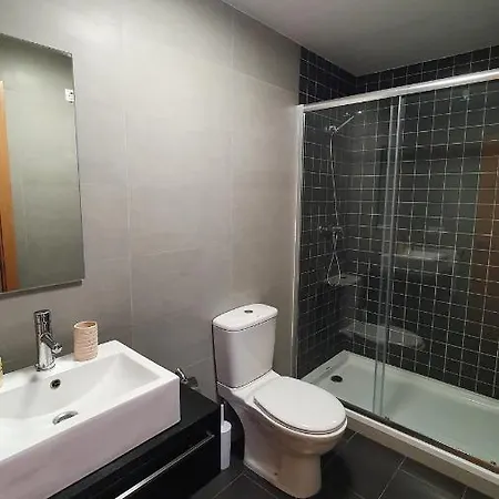 Modern 4 Double Bedroom With Pool / Garden Holiday home *
