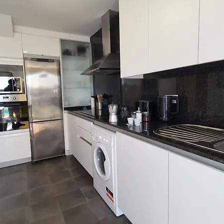 Modern 4 Double Bedroom With Pool / Garden