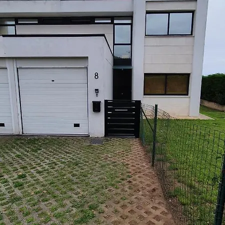 Modern 4 Double Bedroom With Pool / Garden