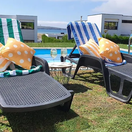 Modern 4 Double Bedroom With Pool / Garden